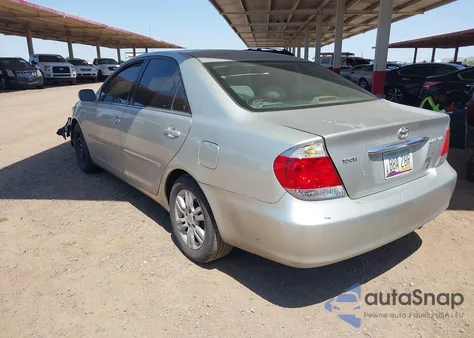 2005 Toyota Camry Xle z USA, uszkodzony, nr VIN 4T1BE32K55U062998